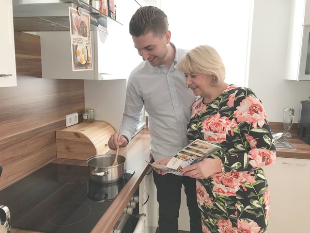 Stadtrat Andreas Feiler und Gemeinderätin Gabriele Haider testen die Rezepte im neuen Büchlein | Foto: ÖVP Mattersburg