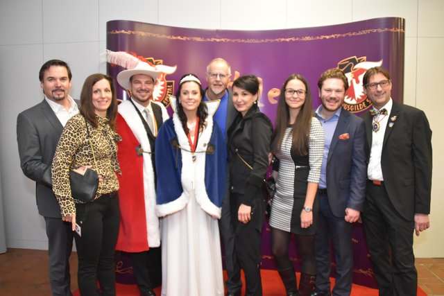Fotowand im Foyer des Stadtsaales: Familie Kulterer, das Prinzenpaar, Familie Mayer, Anna Nestler und Florian Heitzmann sowie Kanzler Peter Schober