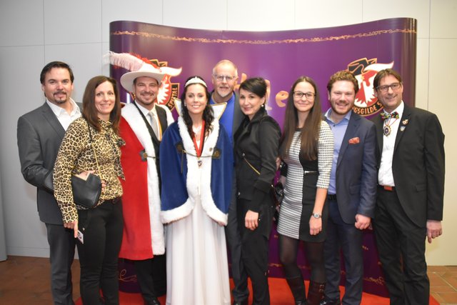 Fotowand im Foyer des Stadtsaales: Familie Kulterer, das Prinzenpaar, Familie Mayer, Anna Nestler und Florian Heitzmann sowie Kanzler Peter Schober | Foto: Niedermüller