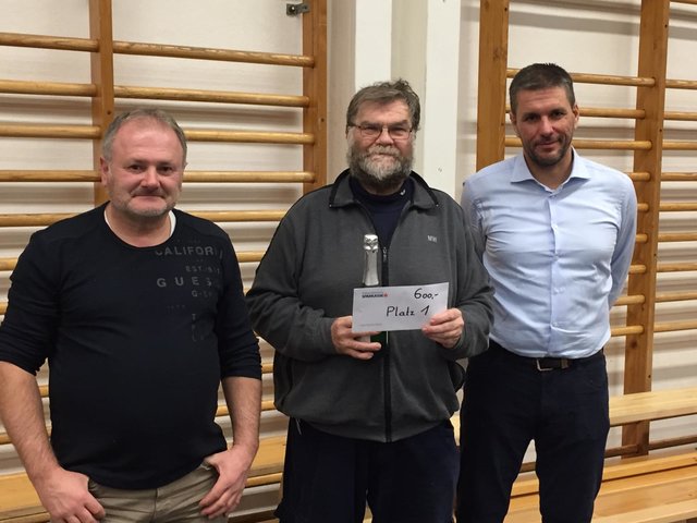 Der Sieger Alfred Korp mit Franz Gebühr-Temmel und Jürgen Edler.  | Foto: KK