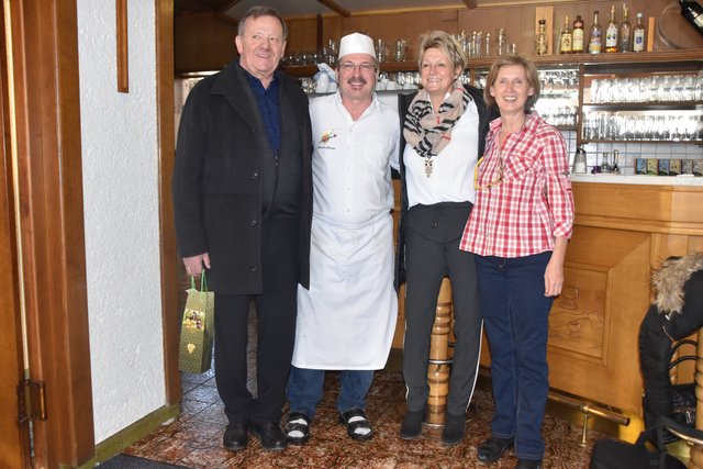 Erich, Wirt Herbert Apsner, „Josy“ und Susanna Apsner (von links)