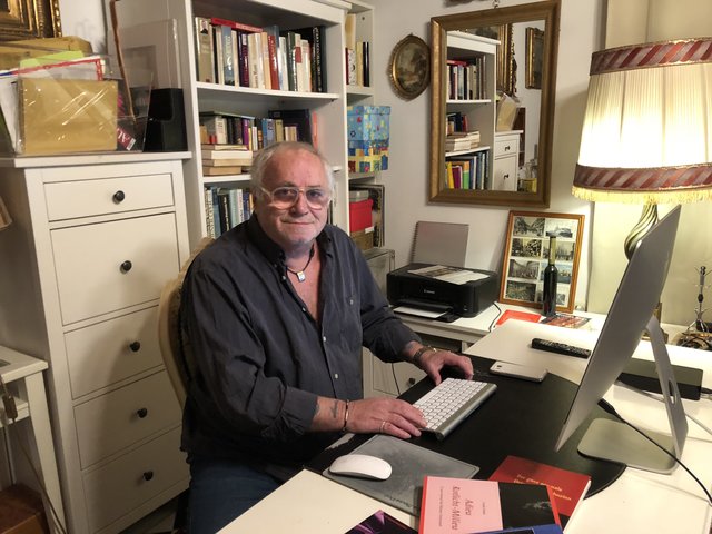 Freddy Rabak an seinem Schreibtisch: Hier entstehen seine Bücher und Blogs | Foto: Lehner