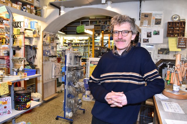 Von Kreuzschrauben bis zum neuen Kochtopf: Karl Seiser hat alles, was man im Haushalt brauchen kann.