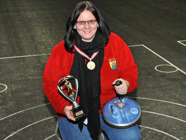 Stockspielerin Petra Winkler konnte mit unglaublichen 119,22 Meter beim Weitschießen überzeugen. | Foto: Franz Crepaz