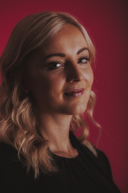 "Echte Blumen im Haar sorgen für einen elfenhaften Look", meint Julia Steinbichler. | Foto: Trisquare Pictures