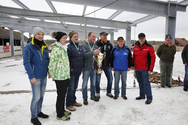 Die Siegermannschaft der FF Hohlbach-Riemerberg mit Bürgermeister und Turnierleitung.