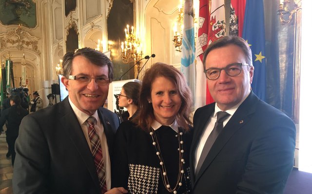 Stadtrat Franz Piribauer mit seiner Gattin Rosi und dem Tiroler Landeshauptmann Günther Platter.