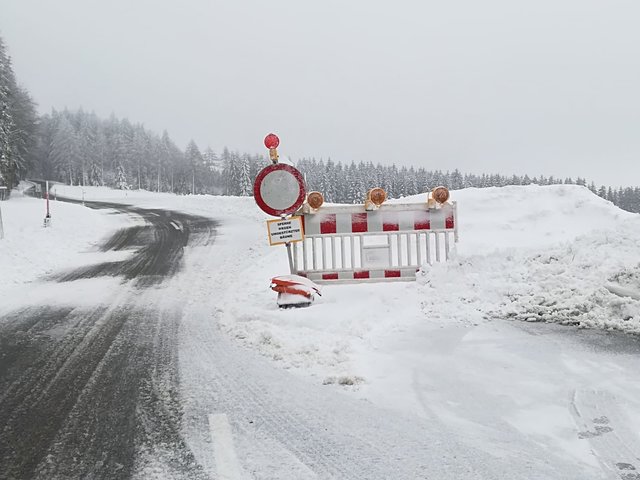 Aufgrund des Schneedrucks und der Gefahr von umstürzenden Bäumen fahren zahlreiche Schulbusse nicht. In sechs Gemeinden fällt heute (14. Jänner) die Schule aus.  | Foto: Schmolz