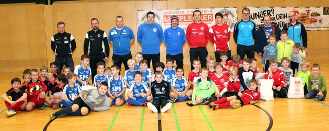 Teams aus Großraming, Sierning, Waidhofen, Losenstein und Weyer, mit ihren Trainern | Foto: SV Weyer