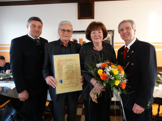 Altbürgermeister Manfred Rauch (2.v.l.) wurde an seinem 80. Geburtstag die Ehrenbürgerschaft verliehen.  | Foto: Marktgemeinde Gnas