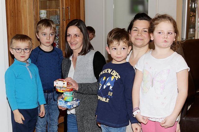 Matteo, Moritz und Heike Wicher sowie Paul, Susanne und Sophie Steinbauer (v.l.) bei der Spendenübergabe in Preding. | Foto: KK