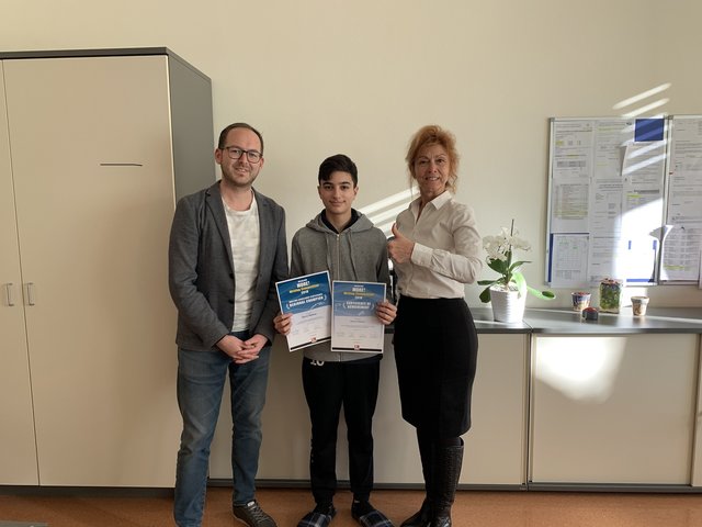 Englischlehrer Mag. Andreas Schuster, Deniz Maktav, Direktorin Mag. Casanova-Mürkl
