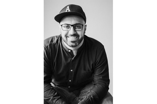 Ali Mahlodji inspiriert die Menschen zum Glücklichsein.