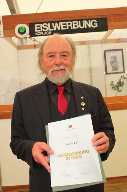 Werner Eisl, hier mit einer seinen Auszeichnungen, verstarb im 79. Lebensjahr. | Foto: Cescutti
