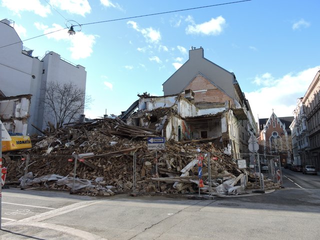 Gegen 6 Uhr Früh wurden die Abbrucharbeiten überraschend wieder aufgenommen. | Foto: Karl Pufler