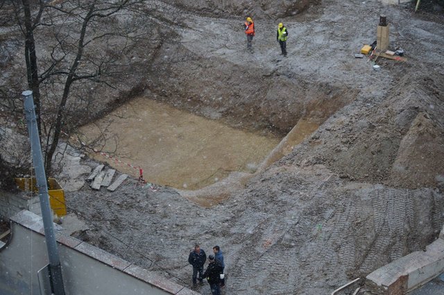 Das freigelegte Wasserbecken soll bereits 300 Jahre alt sein. Nun ist das Bundesdenkmalamt am Zug. | Foto: Margarethe Mueller