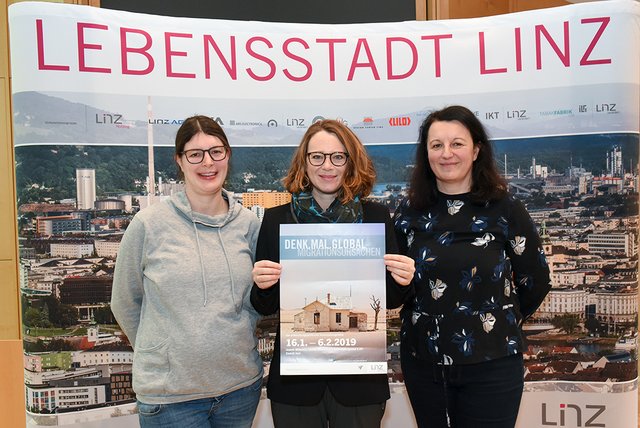 Stadträtin Eva Schobesberger (M.) mit Katja Fischer, VHS, und Nora Niemetz (l.) von Südwind Oberösterreich. | Foto: Stadt Linz