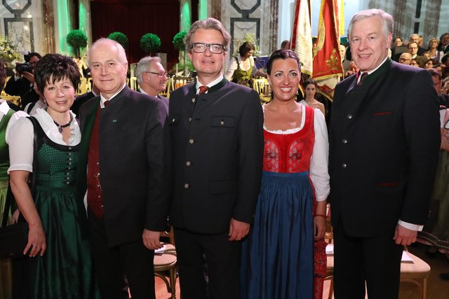 Festlich: A. u. J. Seitinger (l.), Ch. Drexler u. I. Müller-Guttenbrunn | Foto: Katharina Schiffl
