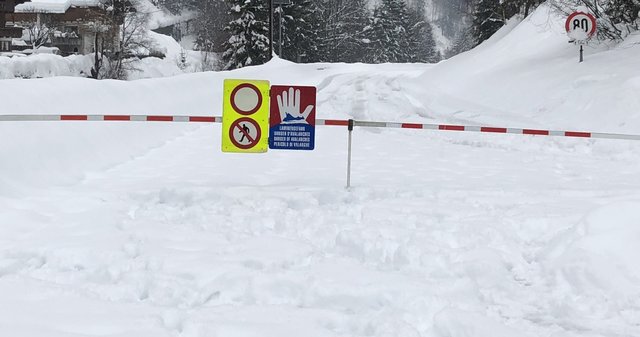 Wegen Lawinengefahr waren zuletzt etliche Orte von der Außenwelt abgeschnitten (Symbolbild)