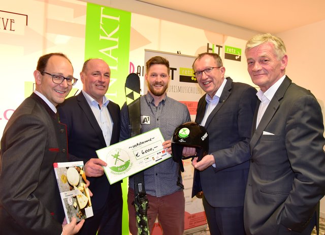 Fachvorstand Jürgen Kirchner, Winzer Werner Zull, Crosser Hannes Aujesky, Toni Honsig und Skiclub-Präsident Heinz Aujesky. | Foto: H. Schleich