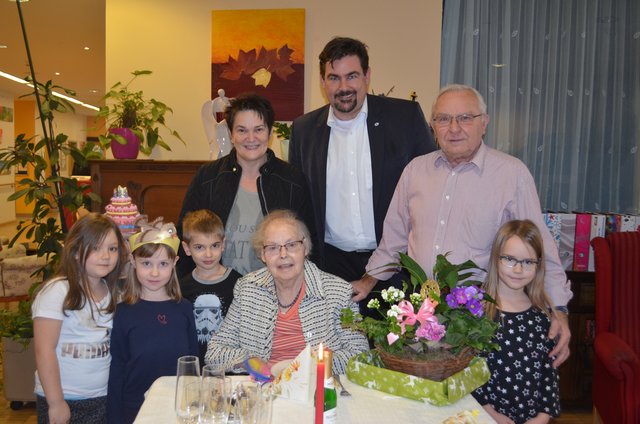 Jubilarin Berta Lang mit ihrem Mann, Bgm. Steinblicher, GR Nemec und den Kindern des Landeskindergarten. | Foto: SeneCura