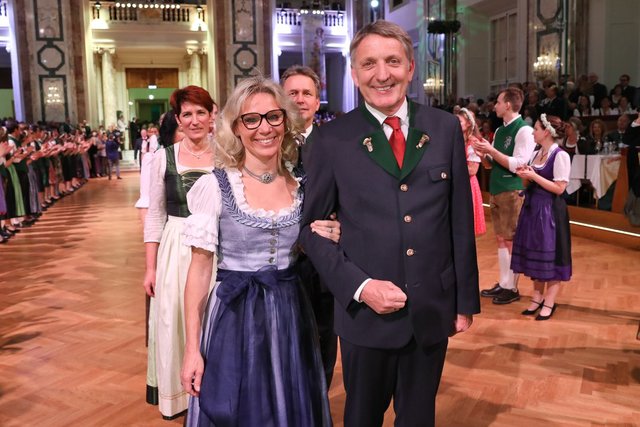 Die Wirtschaft grüßt: WKO-Präsident Josef Herk mit Gattin Valentina | Foto: Katharina Schiffl