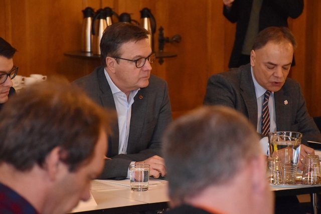 LH Günther Platter und der Vorstand der Abteilung Zivil- und Katastrophenschutz, Herbert Walter, bei der Stabssitzung heute im Landhaus in Innsbruck