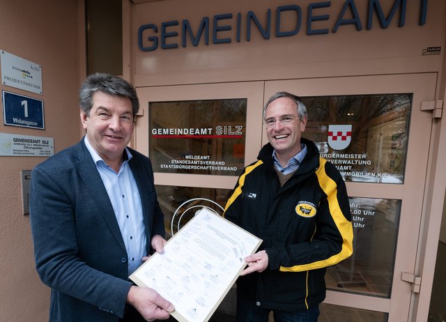 Philip Haslwanter, Geschäftsführer der Bergbahnen Kühtai (rechts), übergab dem Silzer Bürgermeister Helmut Dablander die Unterschriften aus dem Kühtai. | Foto: Bergbahnen Kühtai / Vandory
