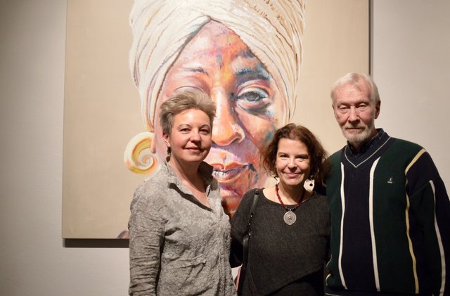 Ausstellungseröffnung: Martina Pippal (li.) mit den Besuchern Teddie Weyr und Mike Clark.