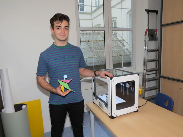Filip Vasic hat durch eigenes Engagement das Logo seiner Übungsfirma am 3D-Drucker kreiert.