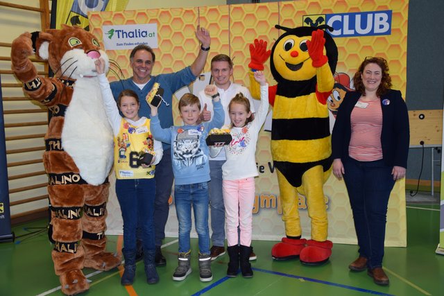 Laura Neumüller, Samuel Hartl, Isabella Lang (Sieger Bezirksfinale), Manfred Lindorfer (Lehrer der Volksschule Arnreit), Stefan Moser (Raiffeisen Club) und Melanie Pieringer (Thalia).  | Foto: Foto: Raiffeisenbank