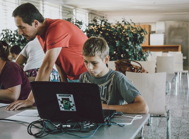 Thomas Ederer (l.) beim CoderDojo-Treffen in Wien. Er möchte künftig auch in Neusiedl ein CoderDojo eröffnen und sucht dafür Mentoren.