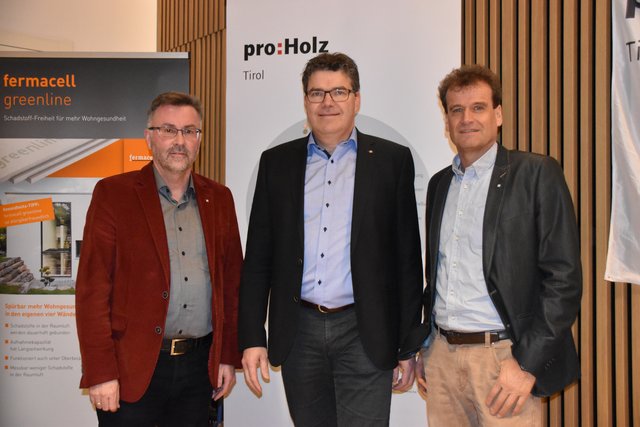 "proHolz" Tirol Geschäftsführer Rüdiger Lex, der Vortragende Holzbauingenieur Pirmin Jung und proHolz Vorstandsvorsitzender Karl Schaffer (v.l.) in Alpbach.  | Foto: Fluckinger