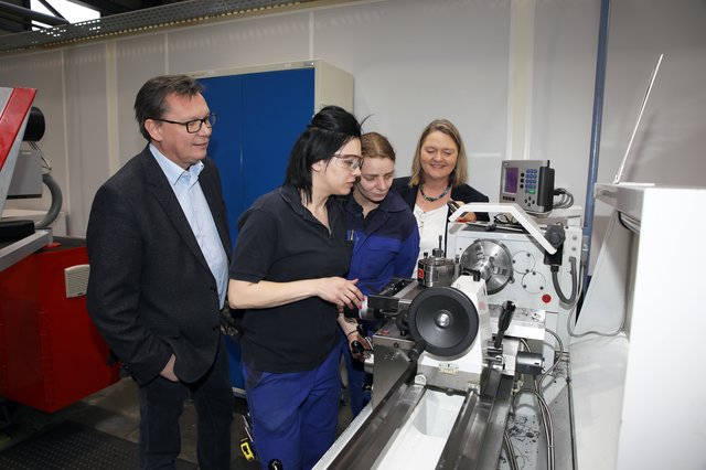 LR Norbert Darabos und AMS-Landesgeschäftsführerin Helene Sengstbratl mit Jutta Plevnik und Sanela Omerovic, die bereits die Phase 2 der Ausbildung zu Zerspanungstechnikerinnen durchlaufen.