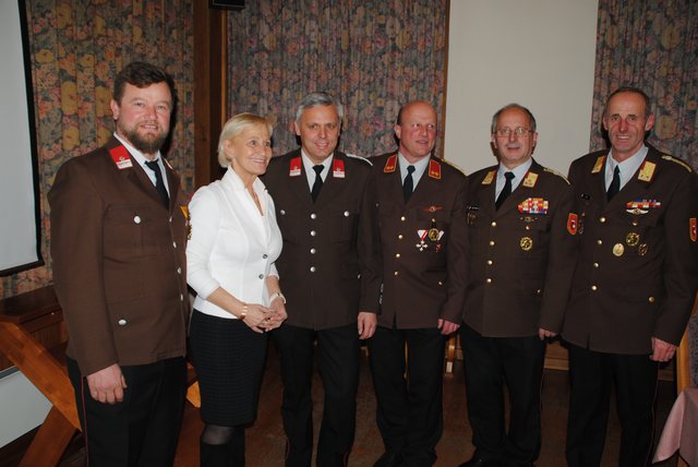 OFK-Stellvertreter OBM Alois Innerhofer, Bürgermeisterin Sonja Ottenbacher, Ortsfeuerwehrkommandant (OFK) Oberbrandmeister (OBM) Alois Steger, Oberbrandinspektor (OBI) Martin Mayrhofer, Bezirksfeuerwehrkommandant (BFK) Oberbrandmeister (OBM) Franz Fritzenwanger, Abschnittsfeuerwehrkommandant (AFK) BR Peter Leo