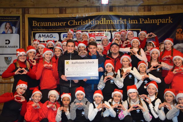 Fünf Schüler der HAK Braunau organisierten selbstständig einen Stand am Braunauer Christkindlmarkt. Die Einnahmen wurden an den Tanzverein "Beasty Ladies" gespendet.