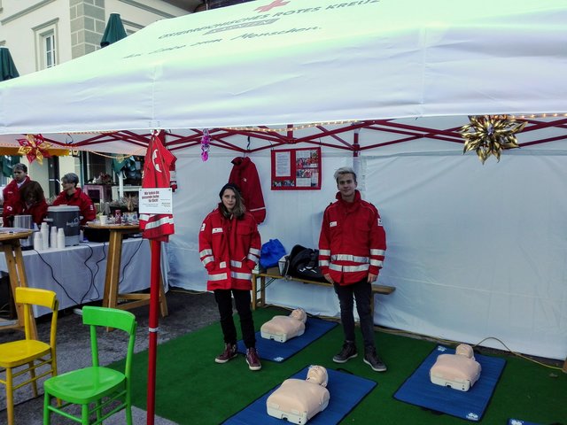 Leonie Lackner und Viktor Salzgeber repräsentierten die Jugendgruppe beim Weihnachtsmarkt in Winklern | Foto: RK Spittal