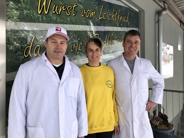 Übergabe eines Traditionsbetriebes:  Josef Leichtfried (rechts) übergibt den Betrieb an seinen bisherigen Produktionsleiter Franz Winkler; in der Mitte Michaela Preiner. | Foto: WOCHE