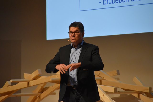 Der Schweizer Holzbauingenieur Pirmin Jung konnte selbst bereits 150 Projekte umsetzen. 