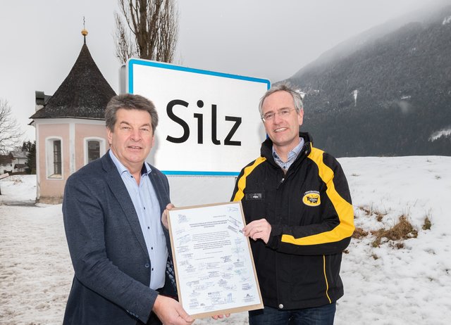 Bürgermeister Helmut Dablander (Silz) nahm die Petition aus dem Kühtai von Philip Haslwanter entgegen.

 | Foto: Bergbahnen Kühtai / Vandory