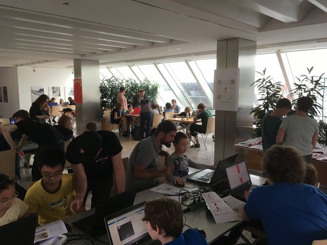 Die Treffen finden alle zwei Wochen statt. Kinder und Jugendliche lernen dabei Programmieren und viele andere digitale Fähigkeiten.