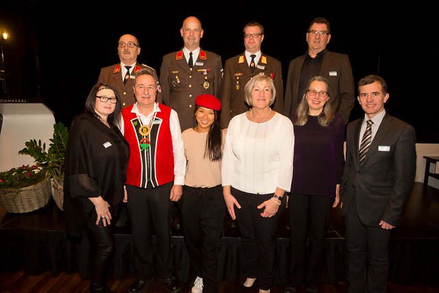 Bürgermeister Martin Summer und Gemeinderat Helmut Jenny mit Vertreterinnen und Vertretern der Jubiläumsvereine  | Foto: Dietmar Mathis