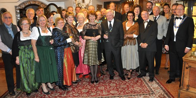 Der humanitäre Ritterorden „Cordon bleu du Saint Esprit“ und Gäste von befreundeten Orden aus Deutschland und der Schweiz fühlten sich bei Martin Unterrainer und Ulrike Kuppelwieser am Lärchenhof sehr wohl. | Foto: Gernot Schwaiger