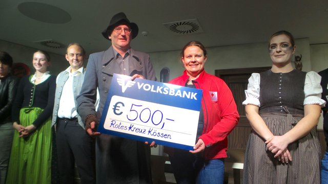 Ortsstellenleiterin-Stv. Manuela Widmann (2. v. re.) durfte den Scheck von Heimatbühne-Obm. Alois Bellinger (3. v. re.) entgegennehmen.