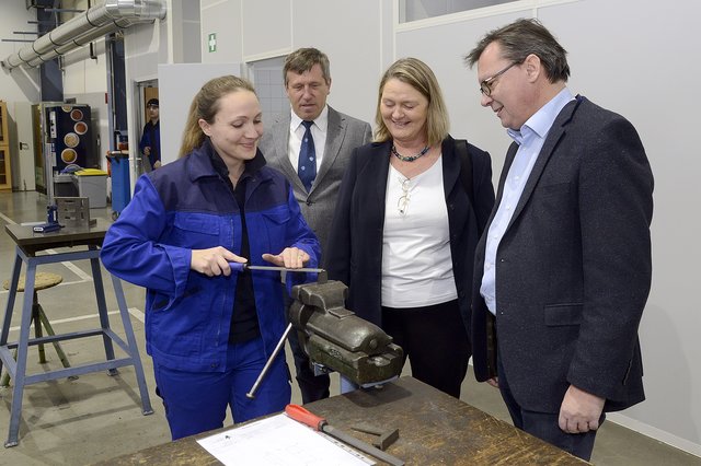LR Norbert Darabos, Helene Sengstbratl (AMS) und Herbert Preinsperger von Jugend am Werk informierten über den Start der Facharbeiterinnen-Ausbildung „Zerspanungstechnik“. Petra Widhalm ist derzeit in Phase 1 der Ausbildung.
