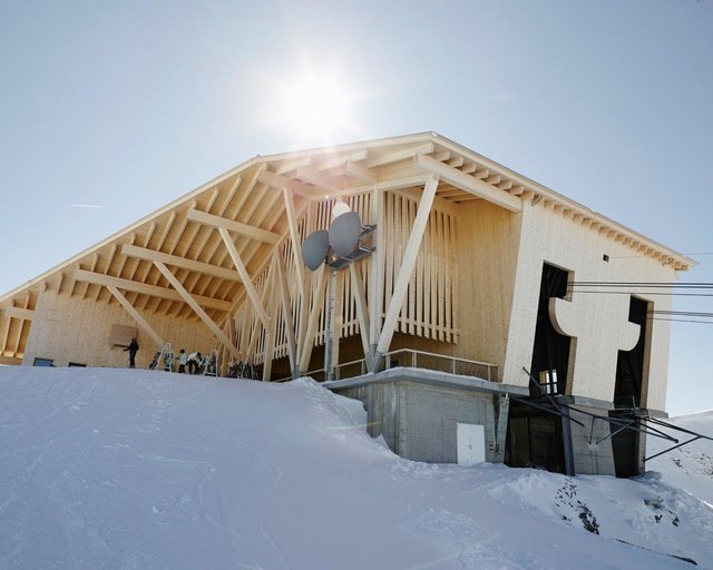 Ein Beispiel für den Holzbau: Das eindrucksvolle Gipfelhaus Chäserrugg in der Schweiz, geplant von Pirmin Jung Ingenieure.  | Foto: Pirmin Jung Ingenieure