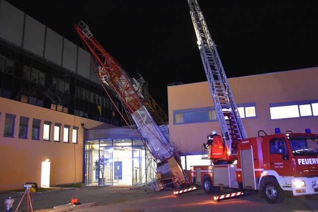 Die Feuerwehr am Einsatzort in der Oberlaaer Straße. | Foto: MA 68 Lichtbildstelle