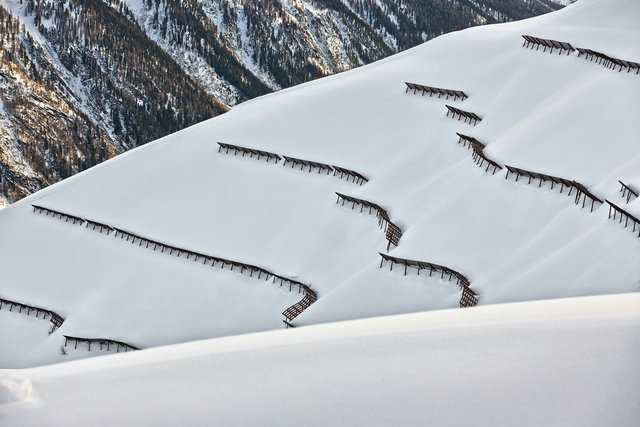 Nachdem sich das Wetter beruhigt hat, werden in Erkundungsflügen Tirols Schutzbauten auf ihren Zustand hin überprüft. | Foto: BMLFUW/Alexander Haiden