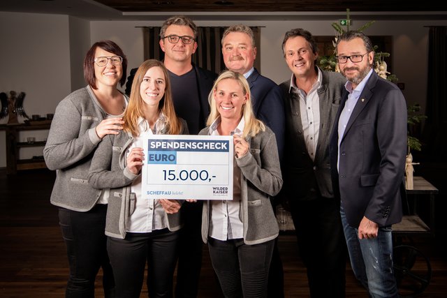 Der TVB Scheffau, Veranstalter der Lesung in der Kaiserlodge, freut sich über die großartige Spendensumme: Renate Widauer, Verena Entholzer, Hans Sigl, Sabrina Brandauer, Ferry Öllinger, Marcus Sappl (TMS Schefffau) und Manfred Hautz (Ortsobmann Scheffau, v.l.). | Foto: GPhoto/Martin Guggenberger