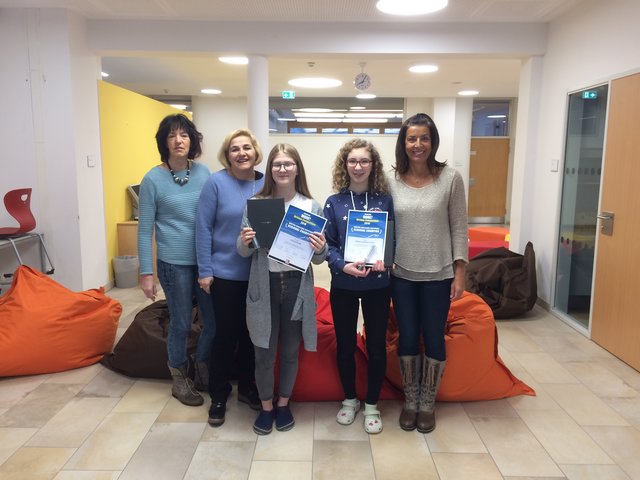 Die beiden Gewinnerinnen Chiara Grübl (re.) und Katarina Mitterwallner (li.) aus der 4C mit ihren Lehrkräften. | Foto: MMS Radstadt